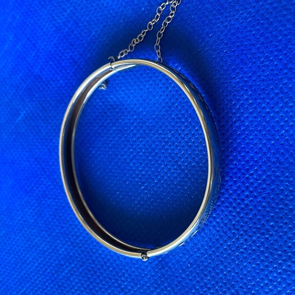 Oval hinged bangle. - Picture 2 of 4